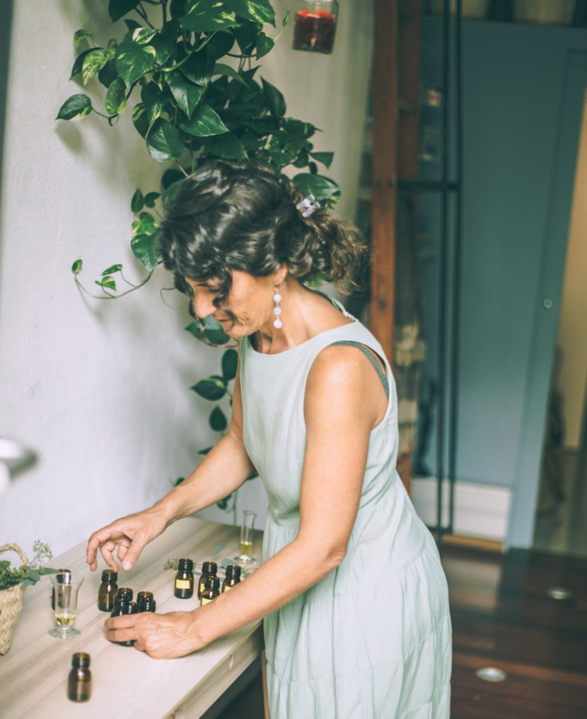 mujer con potecitos de aceite