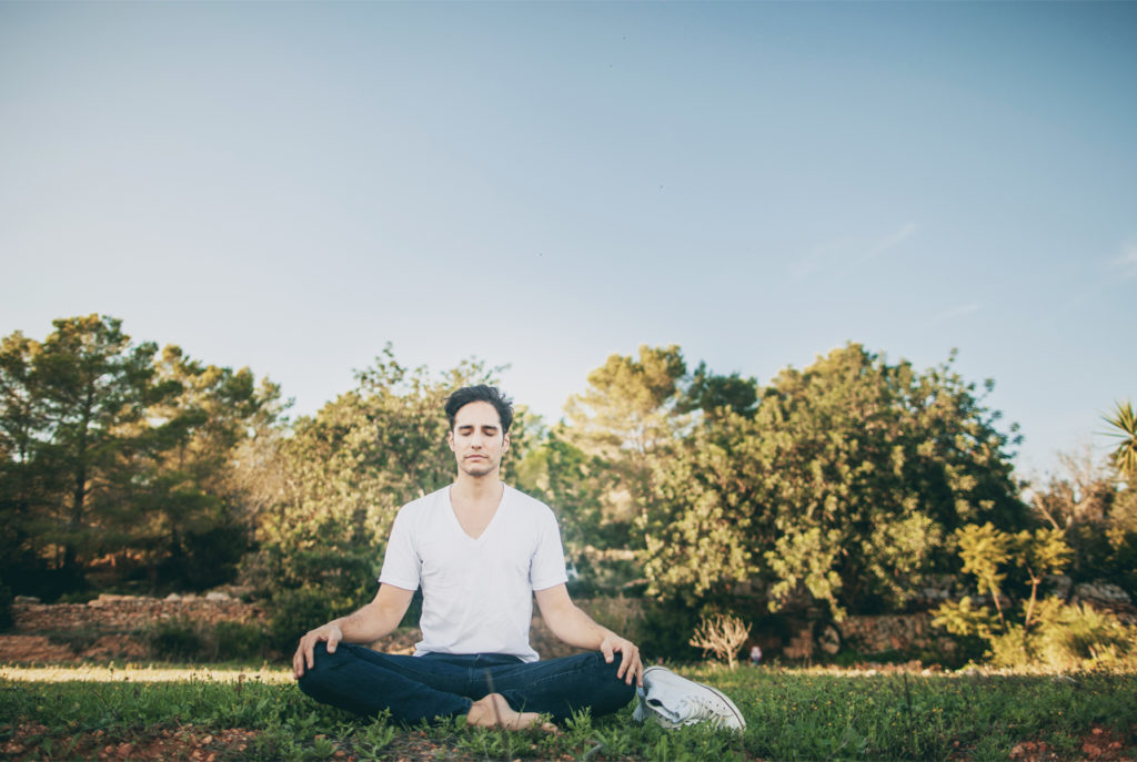 chico meditando