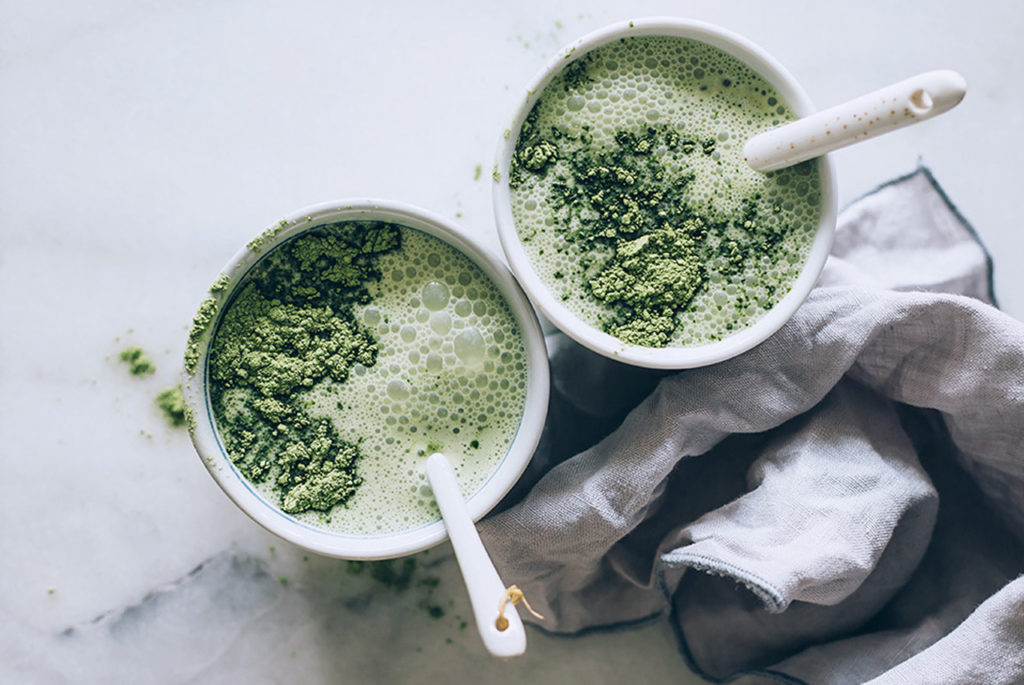 dos bebidas verdes de té sobre mesa