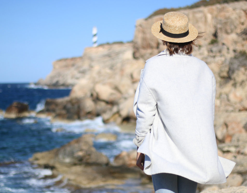 chica mirando al mar